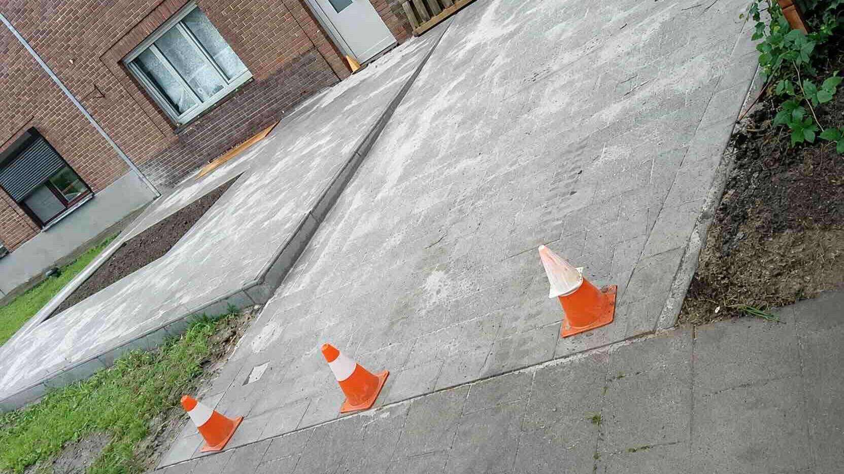 Nieuw aangelegde betonnen oprit met verlaagde boordstenen