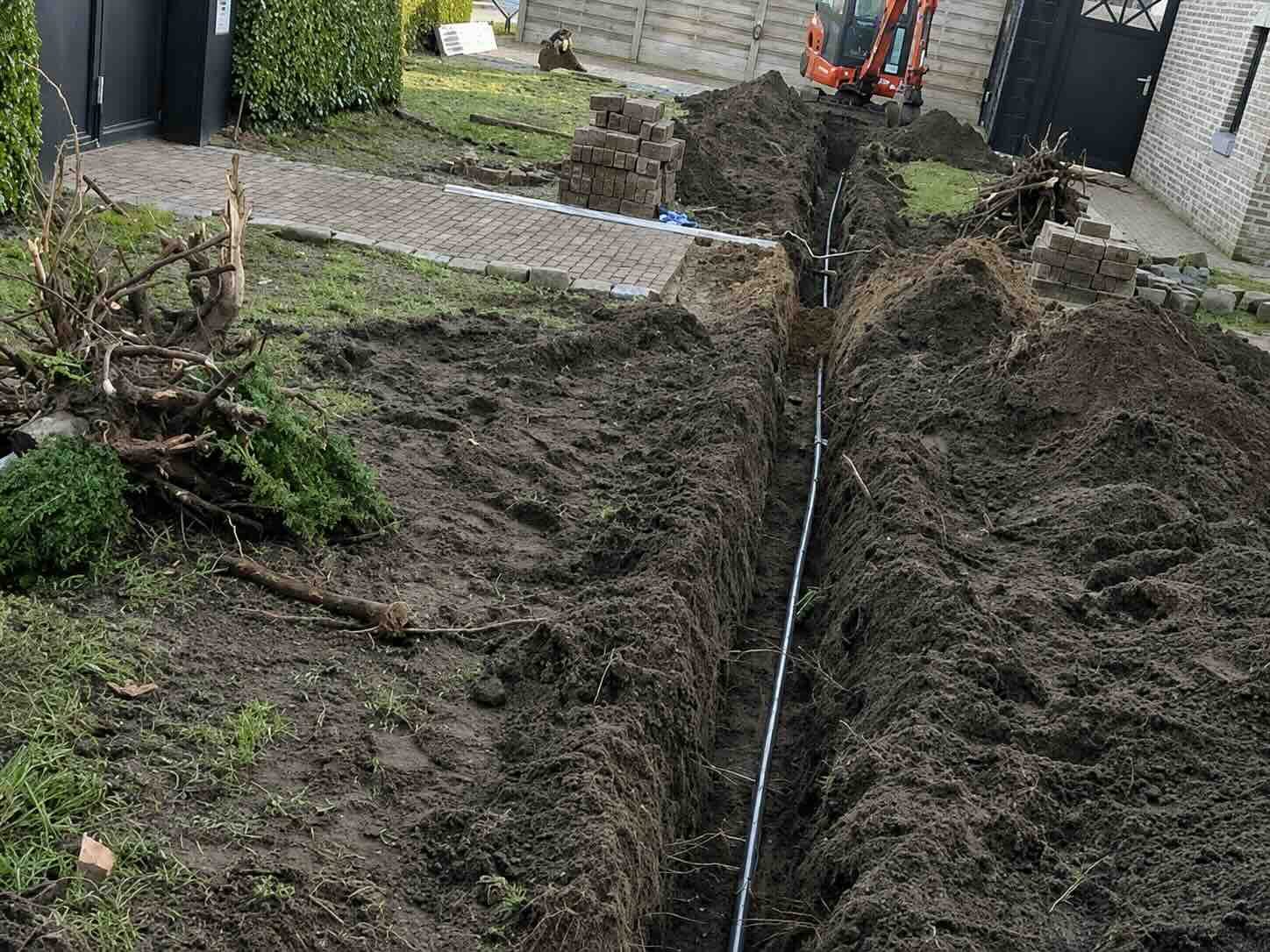 Uitgegraven sleuf met leiding voor beregening tijdens grondwerk